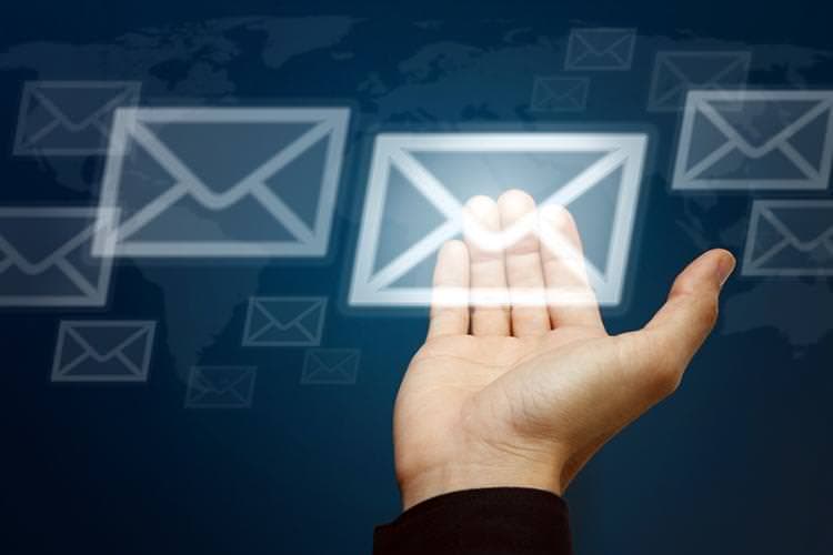 El correo electrónico está vigente, pero no está solo