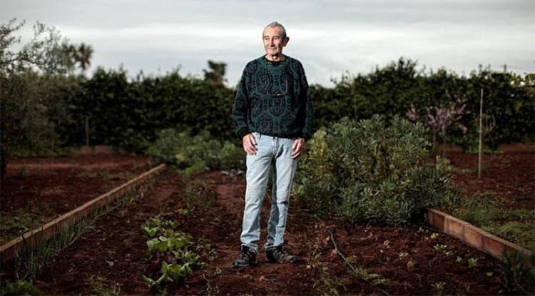 Se había jubilado, pero se reactivó por la crisis para ayudar