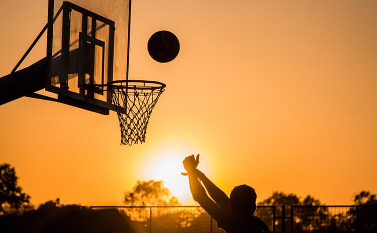 Aplica la pirámide del éxito de Wooden y anota una cesta de 3 puntos